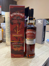 将图像加载到图库查看器中，Bowmore The Devil&#39;s Cask III 700ml 56.7%
